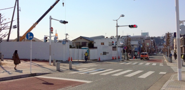 「ザ・パークハウス鎌倉大船」建設現地（左）と駅からのアプローチ（右）